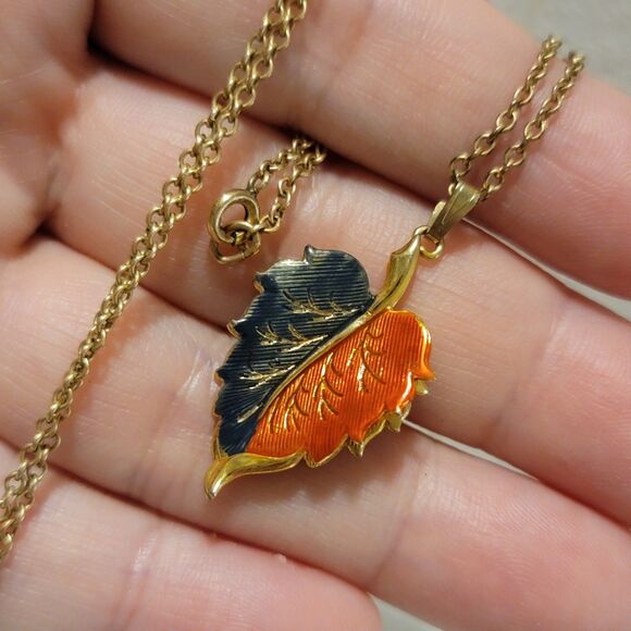Vintage Gold Tone Enamel Leaf Pendant Necklace - Picture 2 of 4